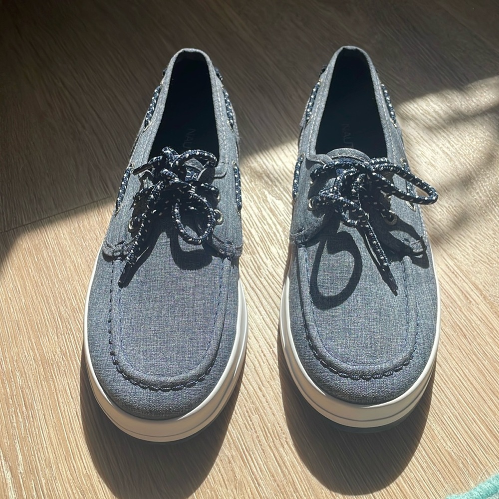 Nautica boys boat shoes brand new size 5